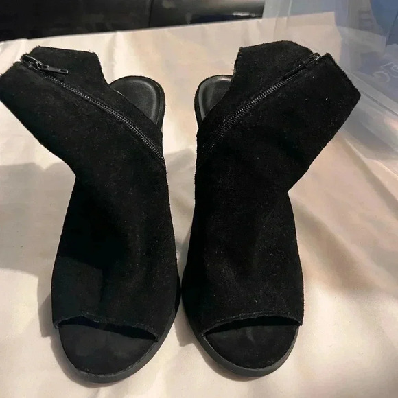 💗 Urban Outfitters Suede Heels - Size 7 - Picture 2 of 5